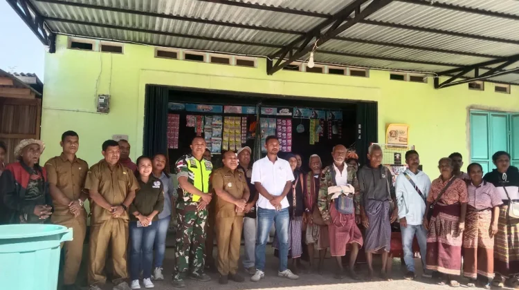 Babinsa Tniumanu Malaka Turut Menyerahkan Bantuan Pemerintah
