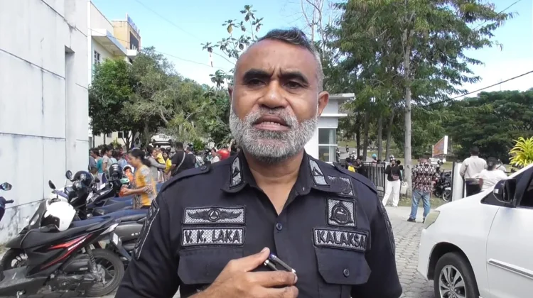 Warga Belu Antri Minyak Tanah di Lokasi Operasi Pasar