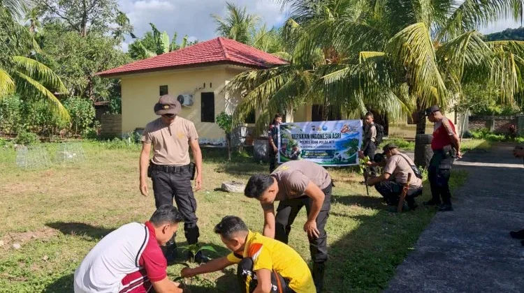 Sambut Hari Bhayangkara ke-80, Polres Alor Gelar Penghijauan di Pesisir Pantai