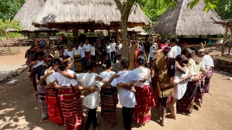 Menikmati Tarian Lego-Lego dan Tradisi Suku Abui di Matalafang