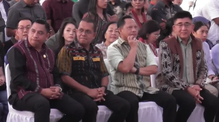 Menteri Tito Karnavian Menyaksikan Parade Tenun di Atambua
