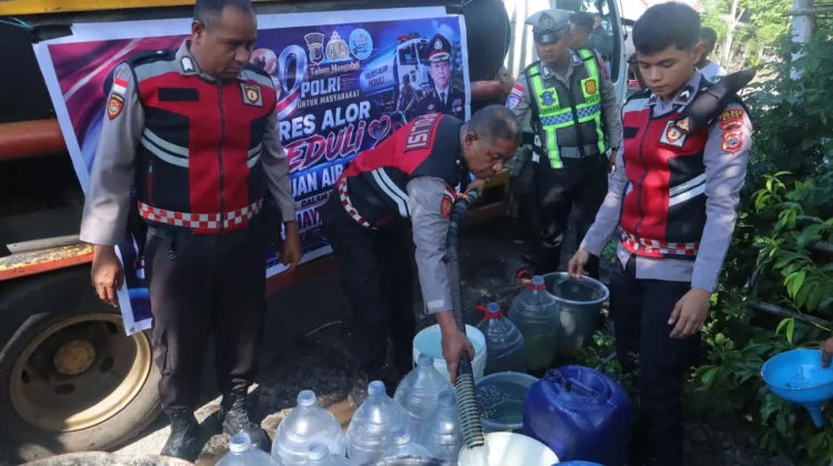 Polres Alor Salurkan Bantuan Air Bersih Sambut Hari Bhayangkara ke-80