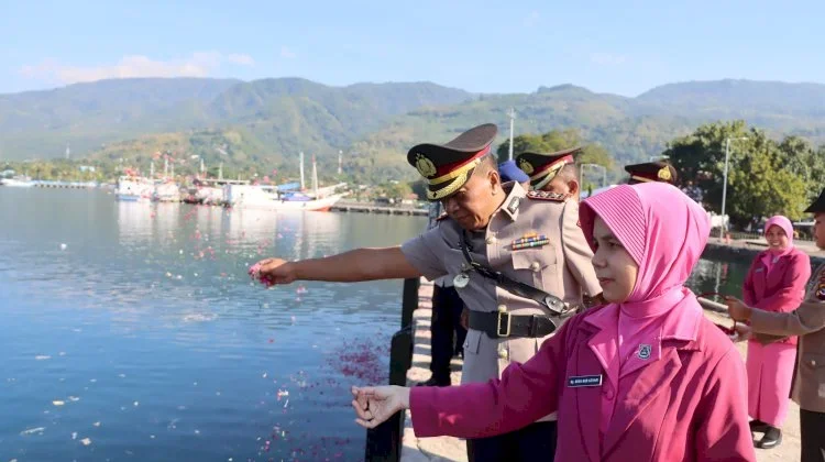Polres Alor Peringati Hari Bhayangkara ke-80 dengan Tabur Bunga di Laut
