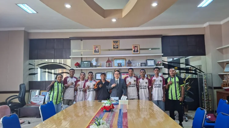 Blubul FC Terima Bantuan Jersey, Wabup Alor Berikan Motivasi Bertanding Maksimal