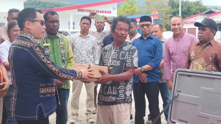 Wabup Alor Serahkan Bantuan Sarana Penangkapan Ikan