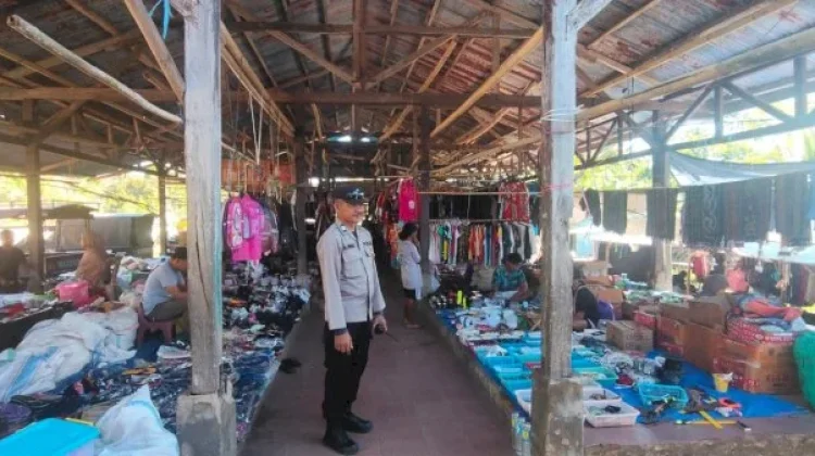 Pengawasan Intensif Cegah Gangguan Kamtibmas di Pasar Kelaisi Timur Alor