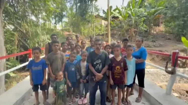 Jembatan Program Bakti TNI AD Permudah Akses Warga Desa Adang Buom dan Motongbang