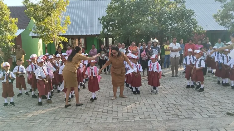 Membludak Siswa Baru SDI Wekatimun Atambua Menerapkan Sekolah Siang