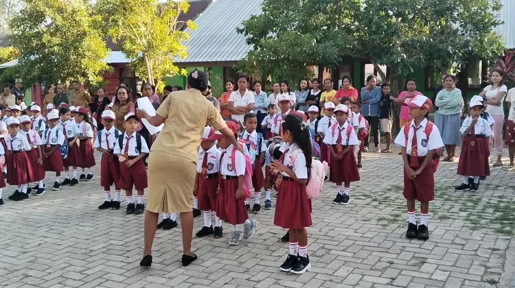 Tahun Ajaran Baru Murid Baru Menjalani Masa Pengenalan Lingkungan Sekolah