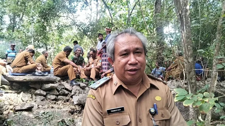 Pemkab TTU-Tua Adat Bikomi Lakukan Ritual adat Sambut Pesawat Kefa Air