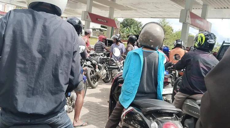 Warga kota Atambua Mengeluhkan Sulit Memperoleh BBM di Lokasi SPBU