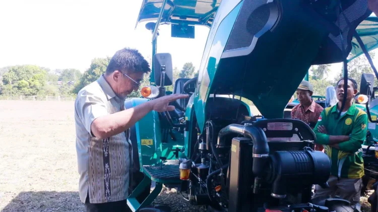 Bupati Belu Willybrodus Lay Serahkan Dua Traktor Besar bagi Warga Lawalutolus