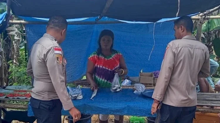 Patroli Rutin Polsek Alor Selatan Cegah Gangguan Kamtibmas di Pasar Apui