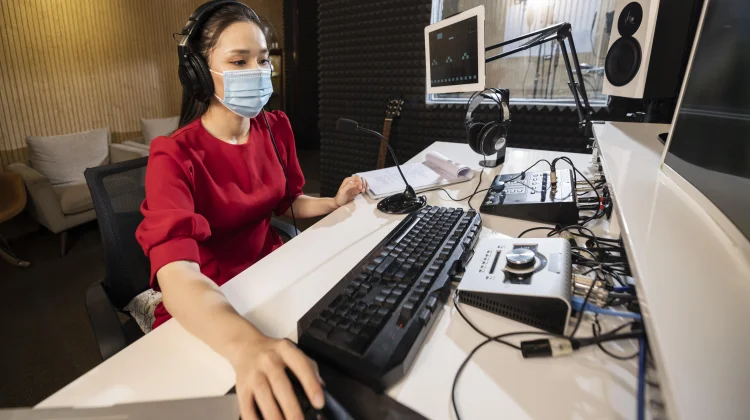 Mengenal Peran Penting "Headphone" Bagi Penyiar Radio