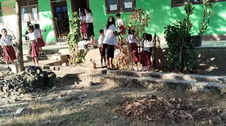 SDI Wekatimun Atambua Memulai Tahun Ajaran Baru Bersih Lingkungan Sekolah
