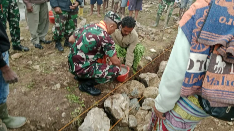 Bakti TNI AD untuk Rakyat Dandim TTU Letakan Batu Pertama Kapela ST Paulus