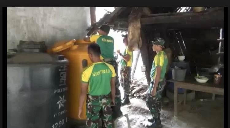 Krisis Air Bersih, Satgas Yon Armed 12 Pos Asulait Salurkan Bantuan Air Bersih