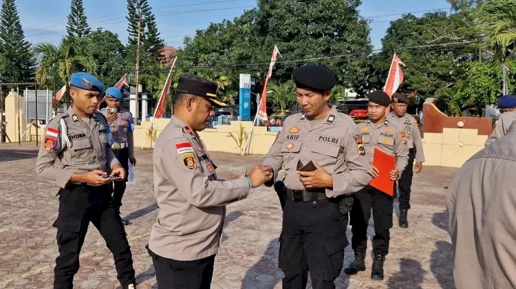 Wakapolres Alor Perkuat Disiplin Personel Melalui Pemeriksaan Sikap Tampang