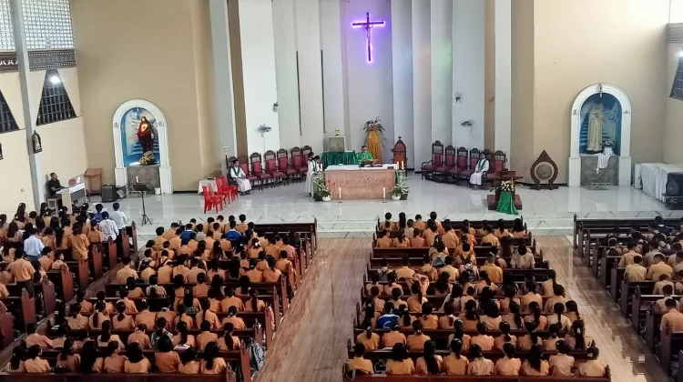 SMA Katolik St Yoseph Kalabahi Perkuat Iman Siswa lewat Misa Awal Tahun Ajaran Baru