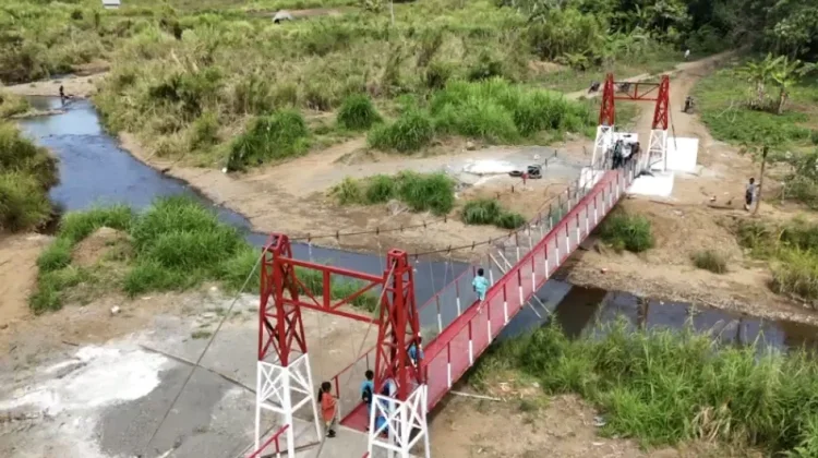Bhakti TNI AD Rampungkan Jembatan Gantung Penghubung Welai Selatan Tominuku Alor
