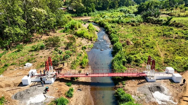 Bhakti TNI AD Hadirkan Harapan Baru Melalui Jembatan Merah Putih Alor