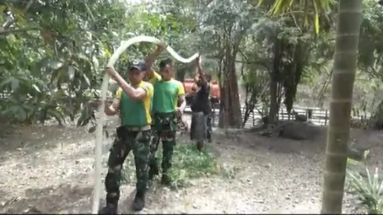 Warga  Asulait Terbantu Dengan Penyaluran Air Bersih dari Satgas Yon Armed 12