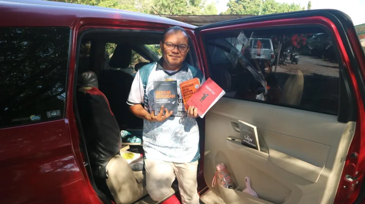 Cerita Guru Bawa Puluhan Buku dalam Mobil Maxim