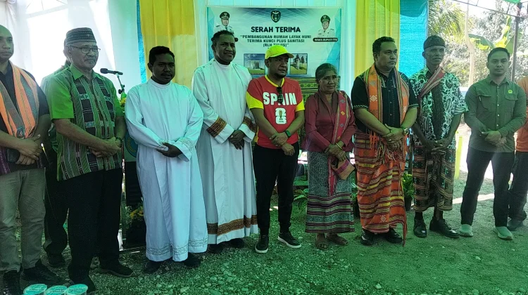 Bupati TTU, Serahkan Rumah Bagi Astin Olin Peraih Medali Perak Sea Games Thailand