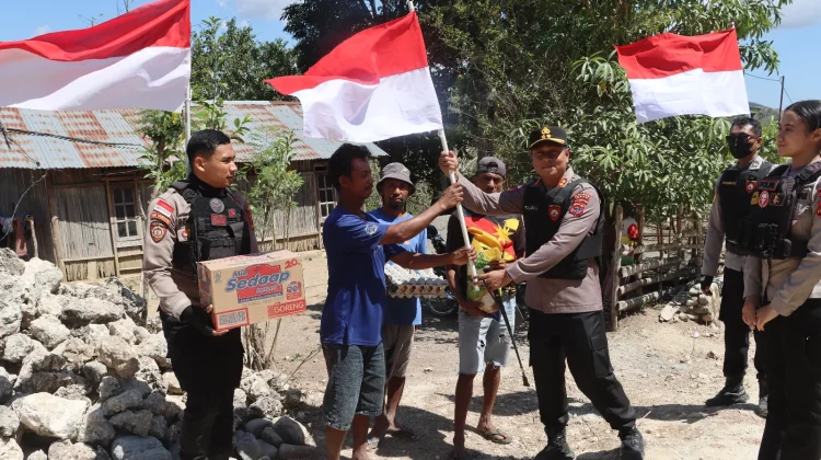 jelang HUT RI, Kapolres Belu Patroli Perbatasan dan Bagikan Bendera
