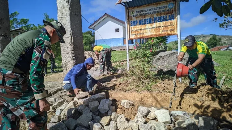 Prajurit TNI Bantu Renovasi Pintu Gerbang Sekolah Perbatasan
