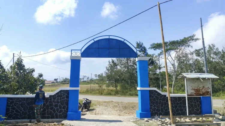 Prajurit TNI Bantu Renovasi Pintu Gerbang Sekolah Perbatasan