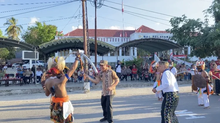 Etnis Manggarai Tampilkan Tarian Caci Hipnotis Penonton di Parade Kebangsaan