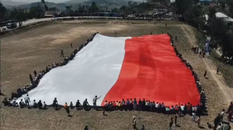 Semarak Kemerdekaan, Bendera Raksasa 81 Meter Membentang Gagah di Batas Negeri