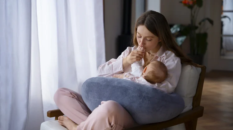 Alasan Bayi Suka Meraba Wajah Ibu saat Menyusui