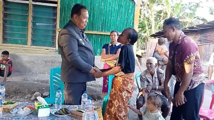 Wabup Malaka Serahkan Bantuan Bahan Bangunan Korban Bencana Kebakaran di Numponi