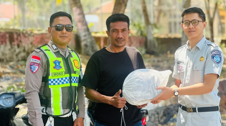 Satlantas Polres Alor dan Jasa Raharja Beri Reward kepada Pengemudi Ojek Tertib