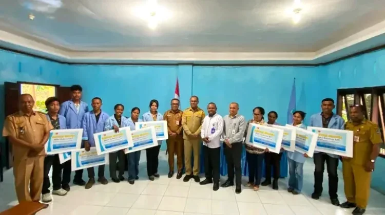 Wagub NTT Serahkan Beasiswa Rp.40 Juta untuk 10 Mahasiswa UNTRIB Kalabahi