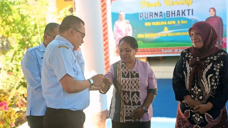 Sekda Alor Apresiasi Pengabdian Dua ASN Selama Dua Puluh Enam Tahun
