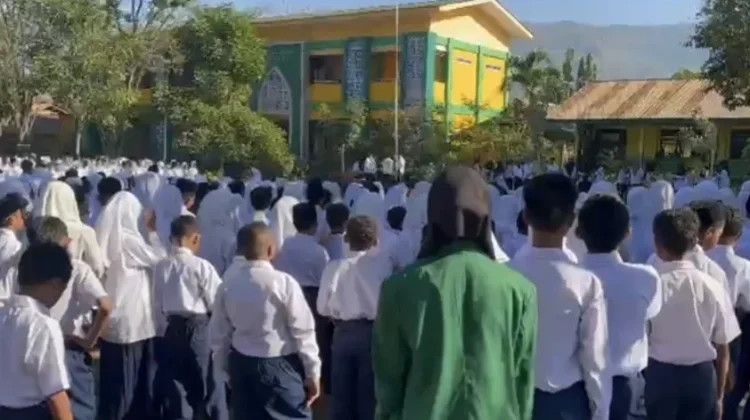 Pelajar MTs Negeri 1 Kalabahi Diajak Budayakan Tertib Berlalu Lintas