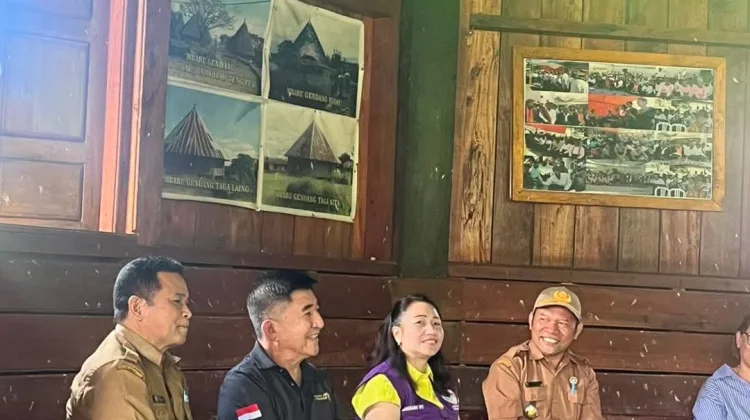 Bupati Willy Lay Serahkan Bantuan bagi Warga Terdampak Gempa di Manggarai