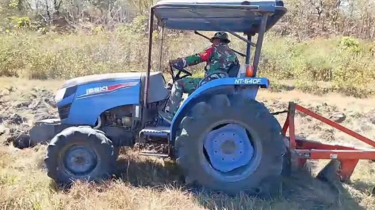 Babinsa Fatu Baa Bantu Petani Siapkan Lahan untuk Masa Tanam Pertama