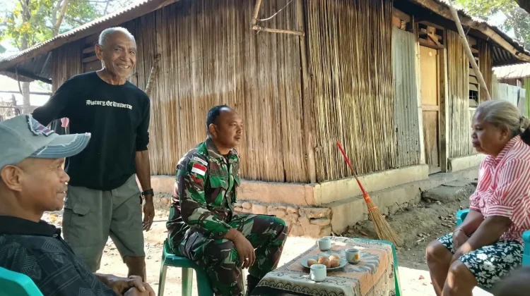 Babinsa Tenukiik Ajak Warga Peduli Kebersihan Lingkungan