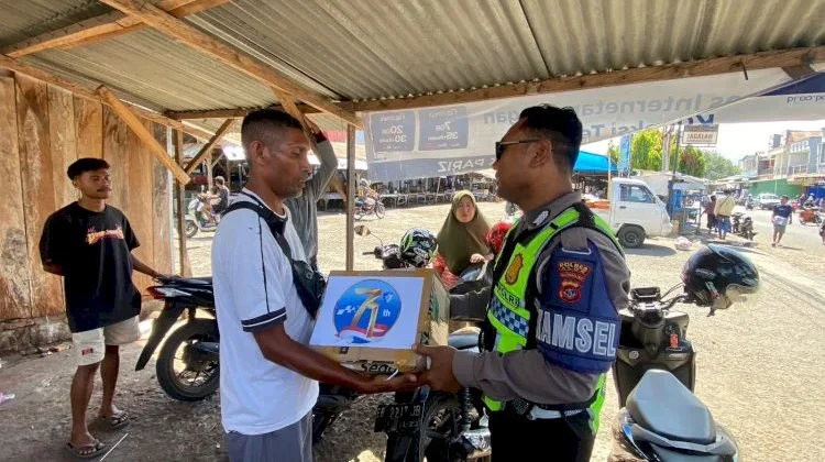 Satlantas Polres Alor Salurkan Bansos, Ajak Pengemudi Ojek Tertib Berlalu Lintas