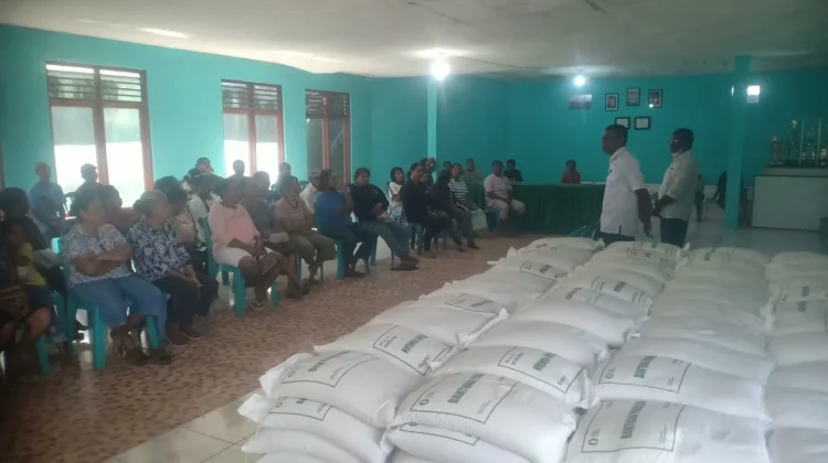 Kelurahan Tenukiik Salurkan Bantuan Beras CPP Tahap II bagi 171 KPM