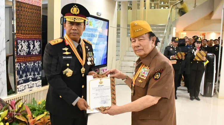 Kapolda NTT Terima Bintang Kehormatan dari Legiun Veteran RI