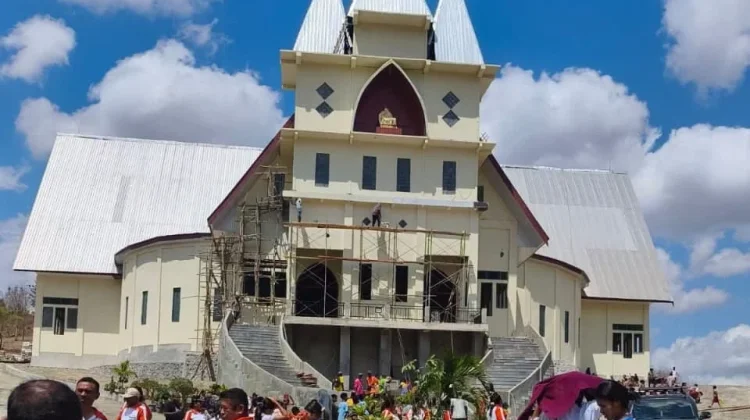 Gereja Katolik Santo Mikael Bitefa Diresmikan, Penantian Selama 26 Tahun Terj