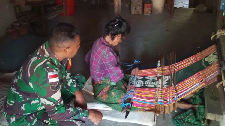 Babinsa Kabuna Dorong Warga Lestarikan Tenun Ikat Suku Kemak