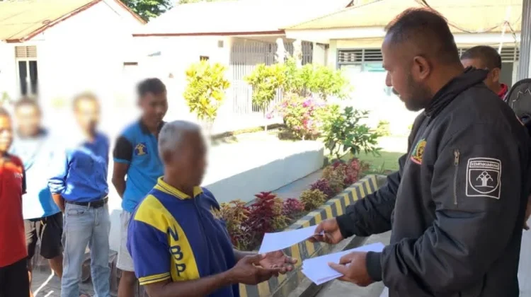 Lapas Atambua Bagikan Premi Hasil Penjualan Padi kepada 13 Warga Binaan