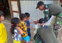 Satgas Pamtas Pererat Kebersamaan Bersama Warga Lookeu