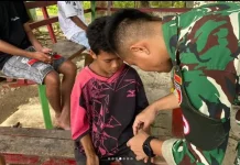 Prajurit Pos Salore Sigap Obati Luka Anak